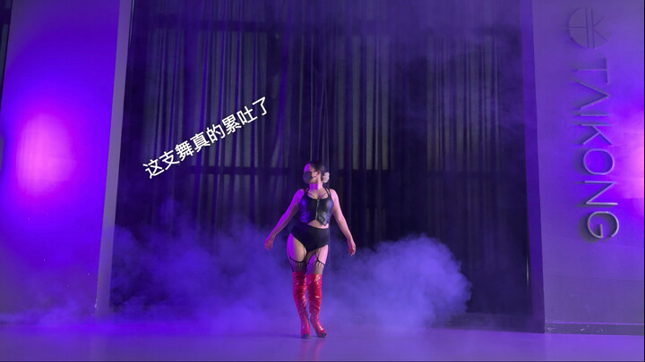 مُتعَبٌ لدرجة الإغماء بكعبَيْه