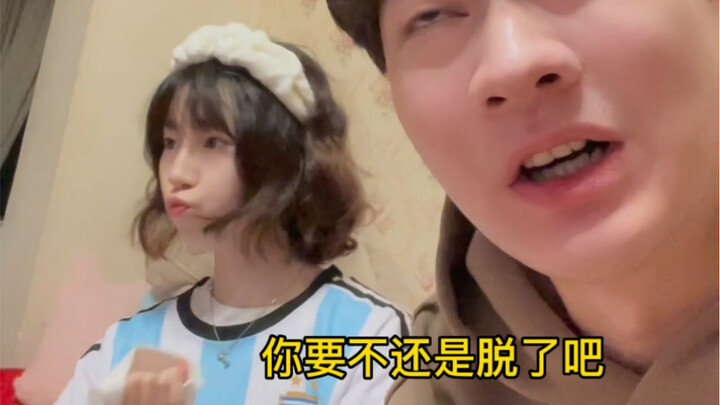 Hay là cởi luôn đi…