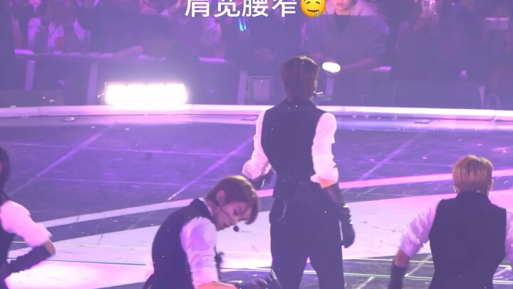 【sohee】عندما تنظر إلى القوام، عليك أن تنظر من الخلف! أكتاف عريضة وخصر نحيف! بالمقارنة: من أكتافه أوس