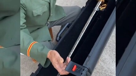 Kakek memegang erat benda kesayangannya, pisau militer kita, salut untuk patriot sejati!