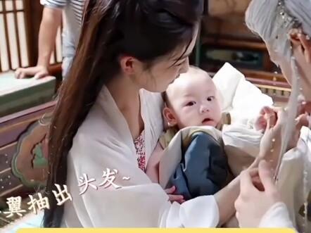 It’s well known that Bai Lu treats young actors with great gentleness; after all, kids tend to gravi