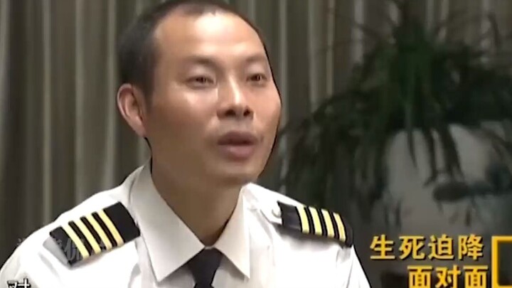 “The Captain”: Details You’ve Never Known! Why Did the Captain Reach Out to Touch the Broken Windshi