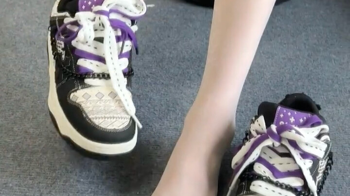 Everyone’s wearing sneakers! These ones are seriously eye-catching—so coolly designed!