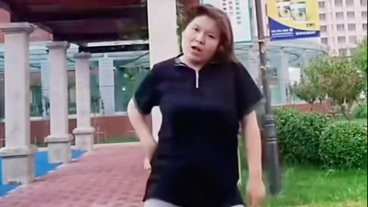 郭泫雅公园激情开跳成名作《屋顶着火》