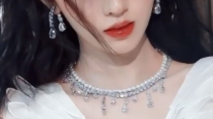 أخيرًا فهمت لماذا يُثير مكياجها في كل مرة موجة من تحديات تقليد المكياج!