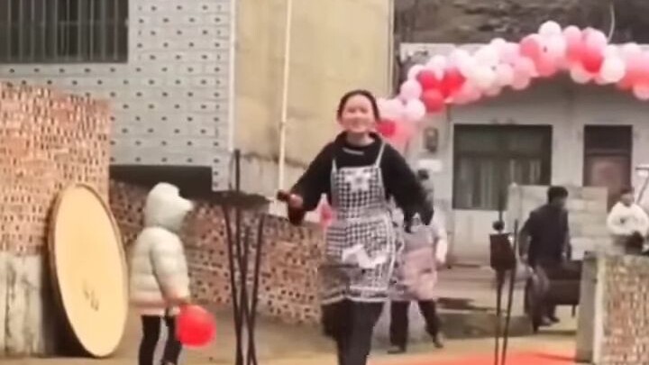 ฉากในงานแต่ง: สาวน้อยผูกผ้ากันเปื้อน ถือดอกกุหลาบวิ่งสุดฝีเท้าไปหาแฟนหนุ่ม ชาวเน็ตบอก: “วินาทีที่เธอ