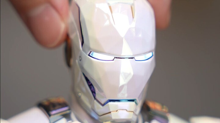 A dazzling white Iron Man in a luxurious, artistic style—what does it look like?!