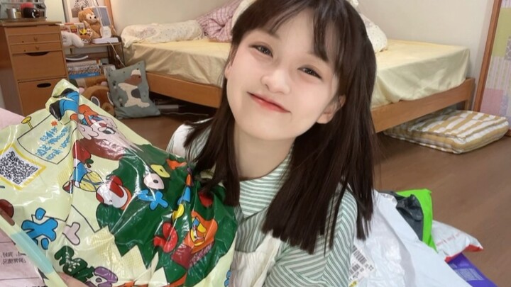 Chubby-legged girls try on new summer outfits live! Come in and help pick one?