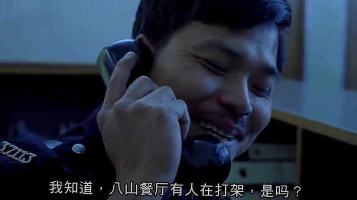 这些人太聪明了，打架之前自己先报警，警察发现被骗就不管他们了