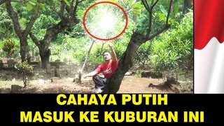 Perhatikan ada cahaya masuk' apakah ini malaikat yang datang!