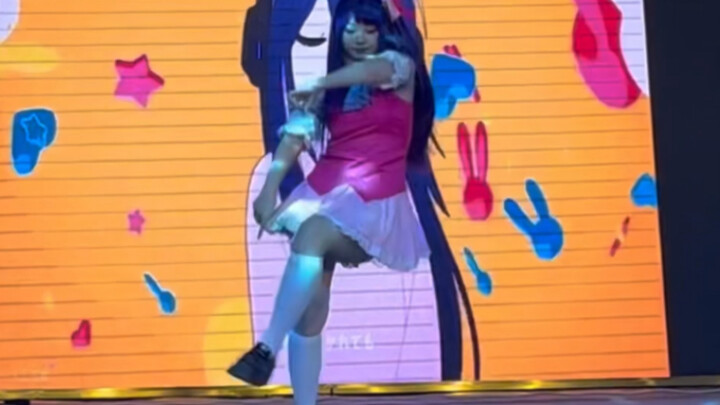 What kind of person crosses their legs on stage (bushi