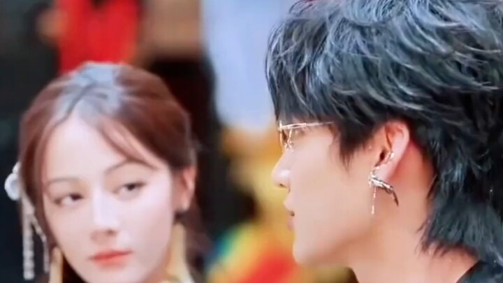 This is how you should be a fan! #ZhouKeyu #Dilraba ...