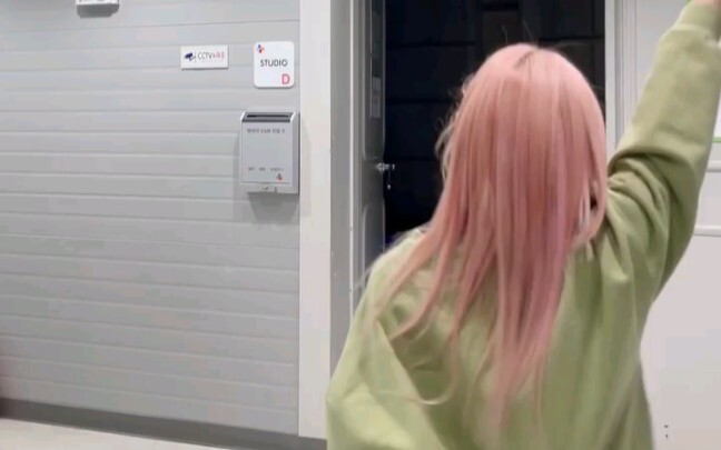 自己的梗自己玩 宋雨琦带头展示 kpop人下班新姿势