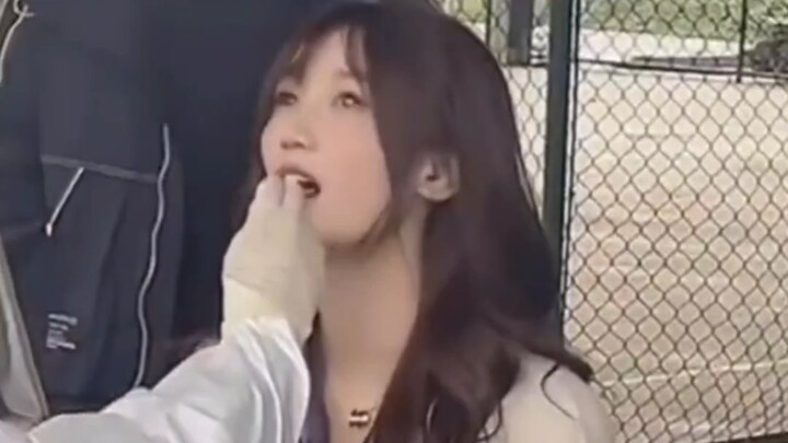 يا أختي، جمالك تحت الكمامة مذهل جدًا!