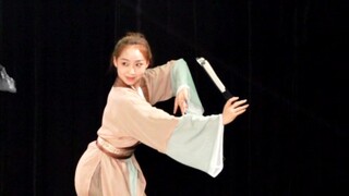 [Yilin Dance] Danced the female version of "Paper Fan Scholar" "Paper fans flutter, clothes ripple."