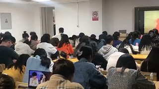 坐后排真的可以为所欲为