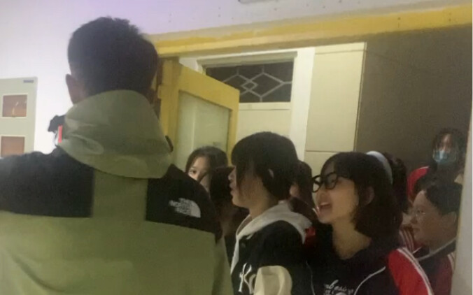 لم يُسمح للطلاب الذين دفعوا المال بتناول الطعام