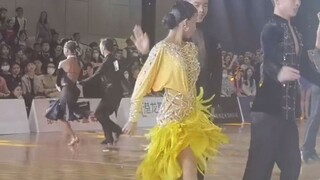 赛场上的小意外，看墨茉组合如何巧妙化解，这互动太有爱了