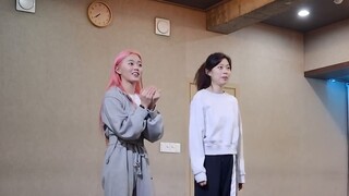 A college student who specializes in idols teaches a sister who has never learned to dance to "WA DA