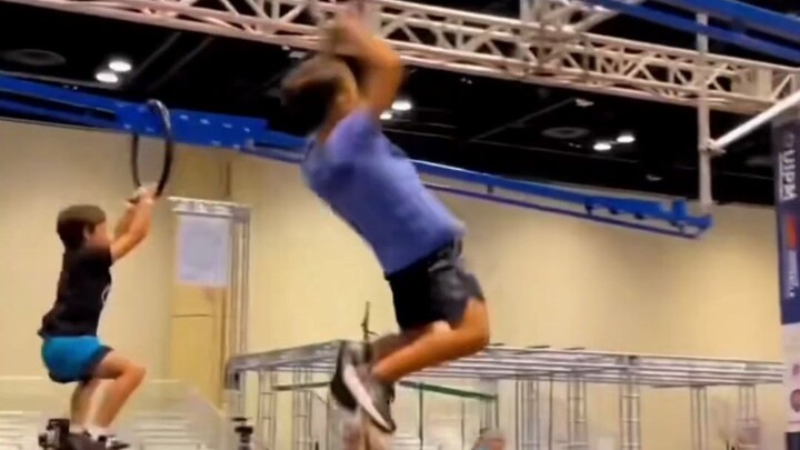 واو! رغم صغر سنه، لكنه قوي بحق!!