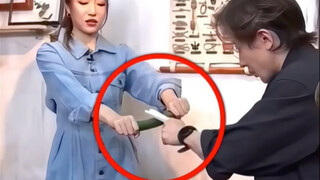 刘谦表演差点露馅，白纸斩断黄瓜！