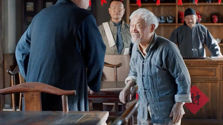 Trong quán rượu cũ, người có phong cách uống rượu chuẩn mực nhất là Lão Nhị Lạng, lúc nào cũng nghiê