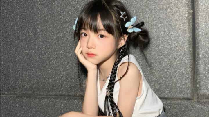 ลูกสาวแต่งตัวสไตล์สีเงินด้วยตัวเอง!