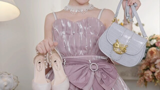 A little dress with a touch of lady-like elegance