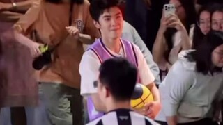 ◎Chen Zheyuan lost his shoes while playing basketball and it made me laugh to death hahaha!