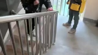 (Tambahan biaya) Tiga orang bergantian memesan makanan untuk dibawa pulang seharga 19 yuan dan menda