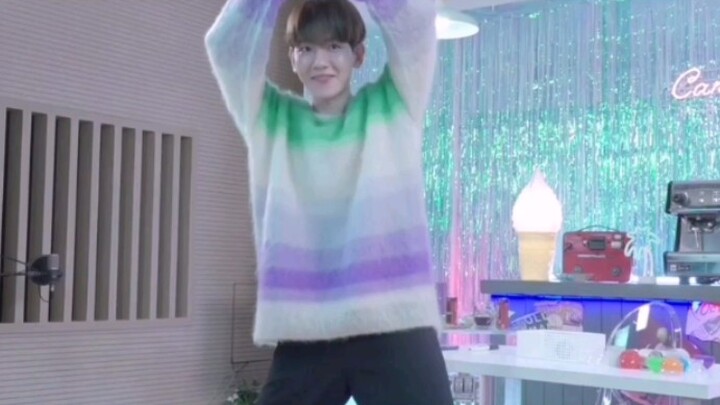 【BAEKHYUN】Gõ bàn, có phải tôi đứng ở “Đêm Trước” chưa đủ cao không hahaha