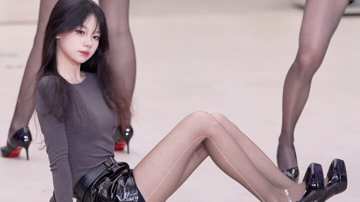 النسخة الكاملة من التنورة القصيرة aoa