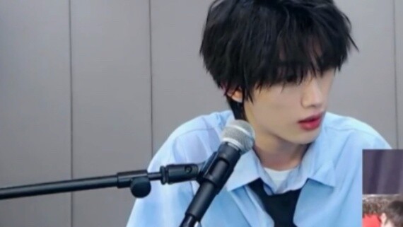 Ding Chengxin reacts to fans imitating him during livestream: "Everyone is so brave!"