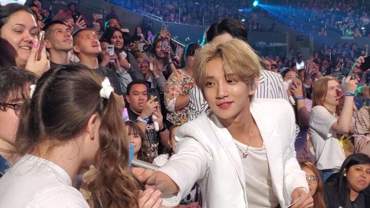 【seventeen】KCON ที่ LA เอาใจแฟนๆ แบบสุดๆ ใกล้ขนาดนี้จะทนไหวเหรอ! อีกหนึ่งวันที่ต้องอิจฉาตาร้อนไปตามๆ