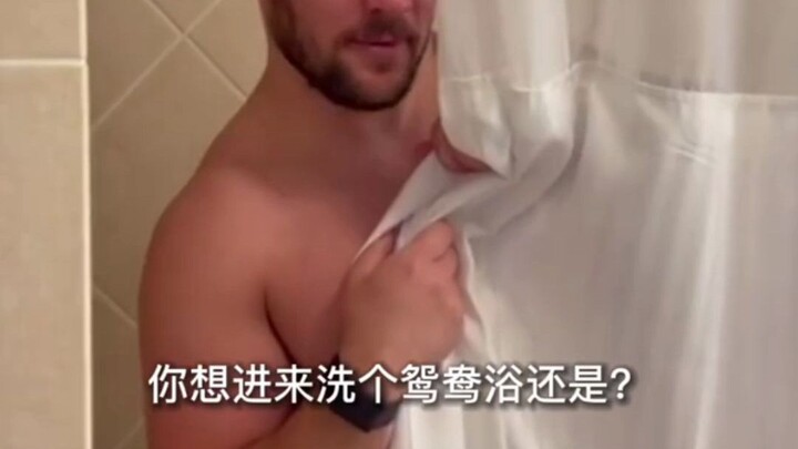 Pasangan suami istri saling meniru gaya masing-masing saat liburan—sungguh penuh cinta!!