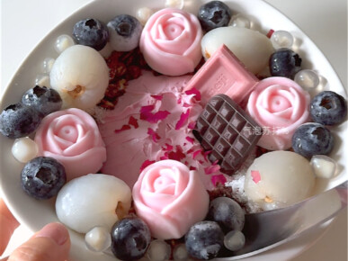 Dreamy pink sand beach 🎀 rose lychee 💗🤍 a yogurt bowl you can chew and enjoy
