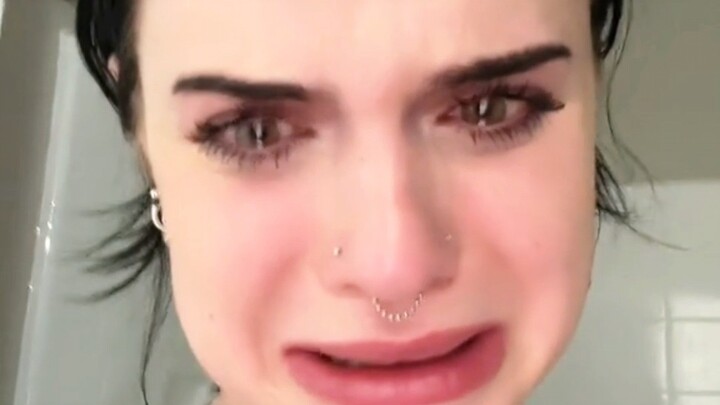 The young lady broke down in an instant after glancing back while on the toilet.