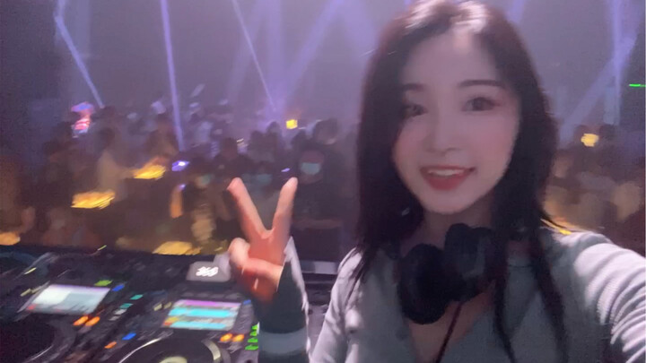 دي جي فتاة تأخذك لتعيش أجواء حية مع أغنية «ليلة أشتاق فيها إليك»! رجاء اسكب المشروب على الشاشة العام