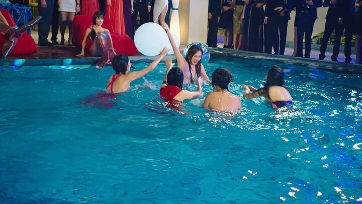 Would you really jump into the pool to snatch an 8-million-yuan watch and end up humiliated?