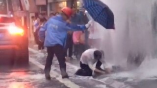 因为自己淋过雨，所以总想为别人撑伞
