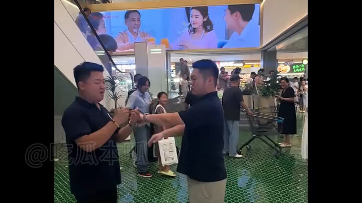 Soal secepat apa orang Tiongkok berkumpul untuk melihat keramaian, dalam 30 detik saja sudah bisa di