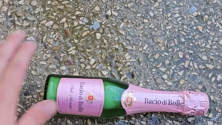 Cuộc thi ném chai lăn cầu thang phá nổ