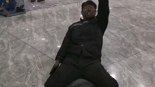 Niềm vui lớn nhất của người thợ mỏ là được lên giếng an toàn, ứng biến và biểu diễn một điệu nhảy nh