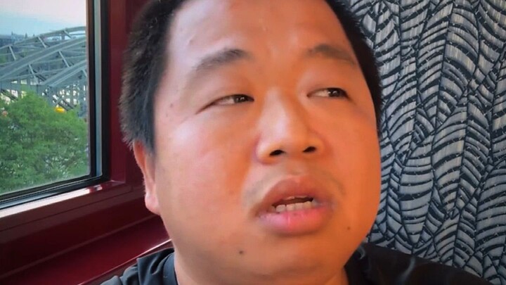 قدر الناس من حولك جيدًا، فأنت لا تعرف أبدًا أيهما سيأتي أولًا: الغد أم المفاجأة.