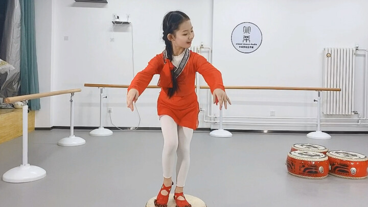 The most wonderful atmosphere of the 9-year-old "Xianghe Song" was brought in by the teacher little 