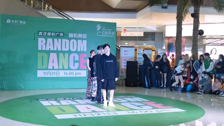 【رقصة عشوائية】لا تسموني عرضًا ترويجيًا، من يجرؤ على القول إن تشى تشى لا تجيد رقص فرق الفتيان؟ رائع ج