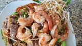 ผัดไทยกุ้งสดตัวใหญ่ๆร้อนๆมาแล้วจร้า Pad Thai & Shrimps