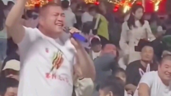 พี่ชายแผงปิ้งย่างที่ฉือถูร้องเพลงหลังดื่มเหล้า บรรยากาศมาเต็มสุดๆ แค่ดื่มน้อยไปขวดเดียวก็ร้องไม่ได้แ