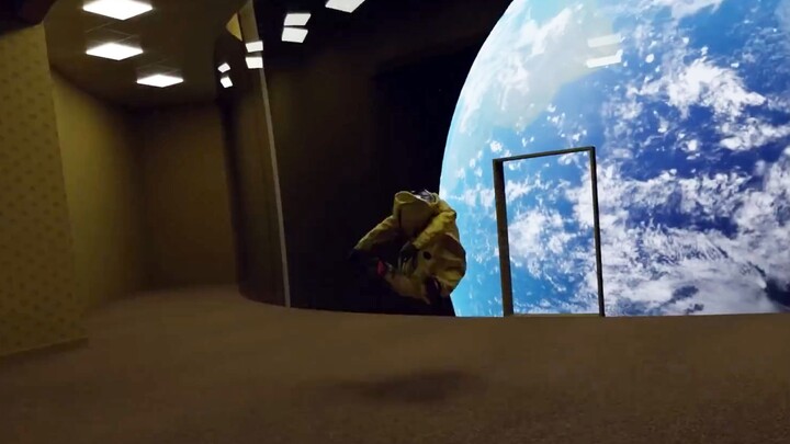 人类进入后室寻找出路，意外发现异空间通道，没想到全是陷阱