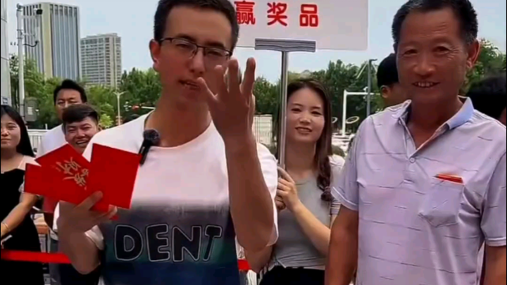 Ông cụ thật giỏi, chẳng bỏ phí tí lốp nào!